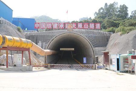 中铁十一局深圳地铁项目大雁山隧道顺利穿越西气东输燃气管道